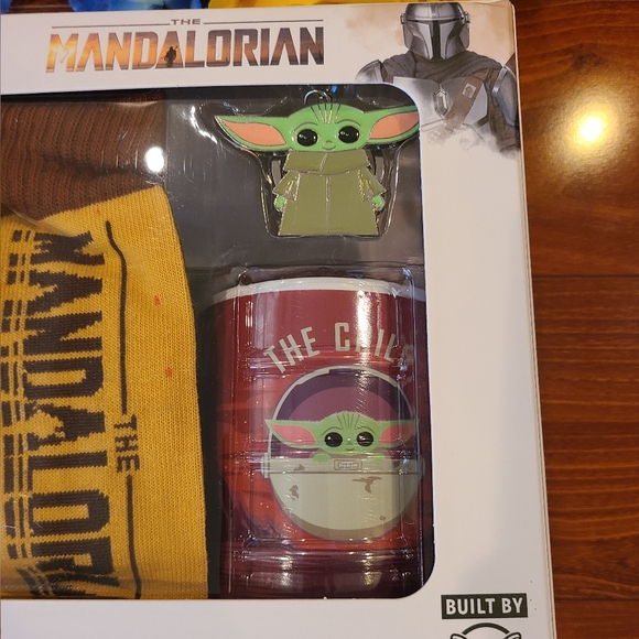 Star Wars The Mandalorian Gift Set - Picture 3 of 9